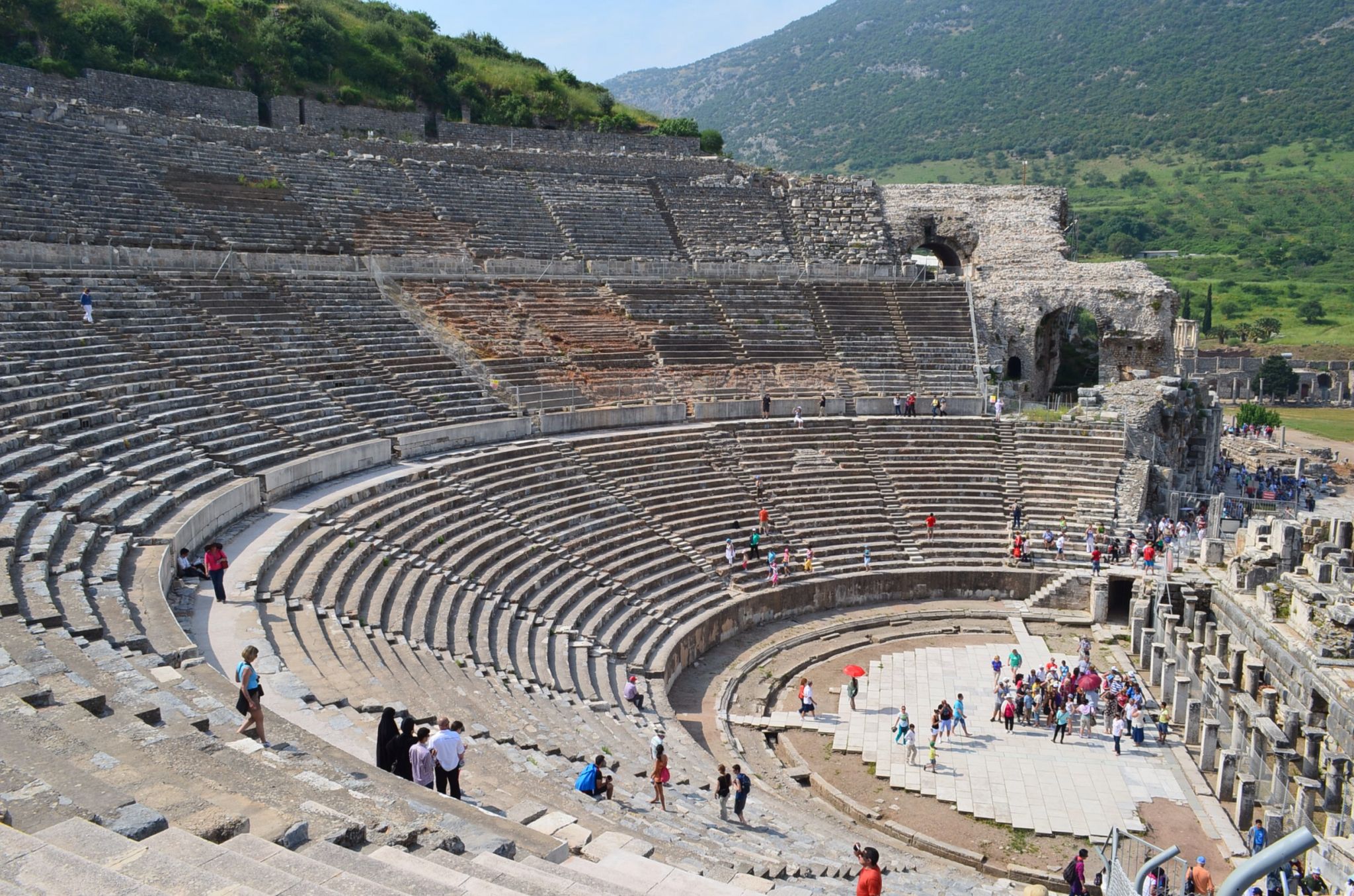 http://www.net4info.de/photos/cpg/albums/userpics/10002/Amphitheater_von_Ephesos.jpg