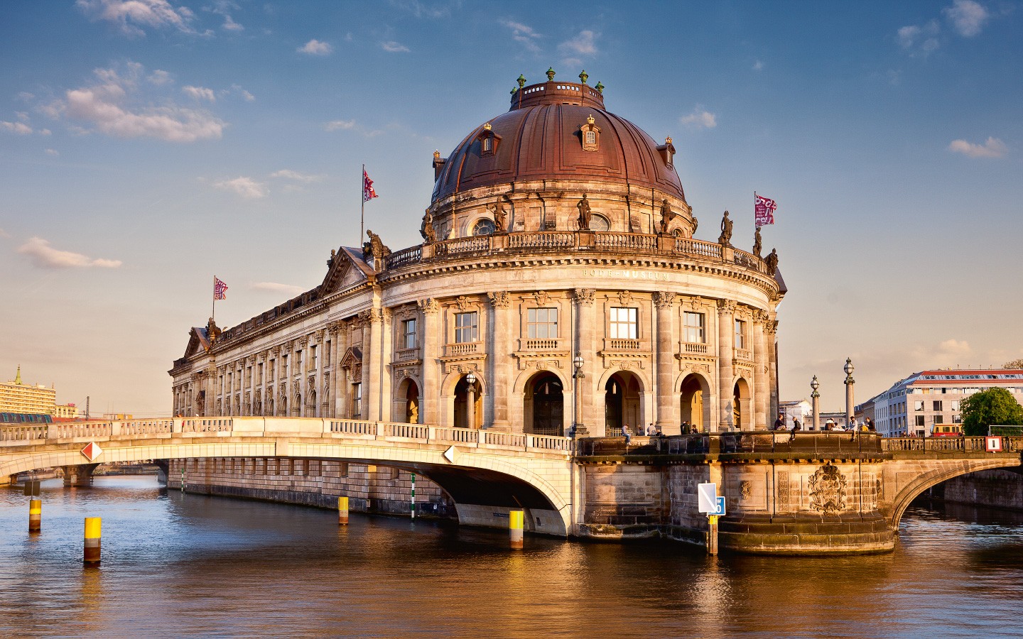 http://www.net4info.de/photos/cpg/albums/userpics/10002/Bode-Museum.jpg