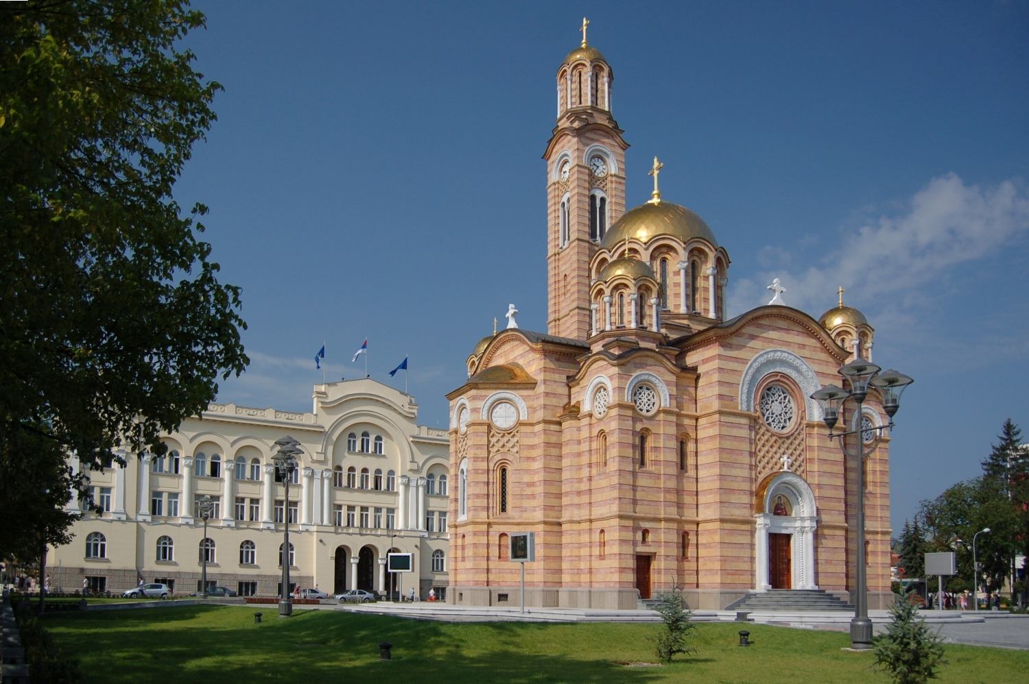 http://www.net4info.de/photos/cpg/albums/userpics/10001/Christ-Erloeser-Kathedrale_Banja_Luka.jpg