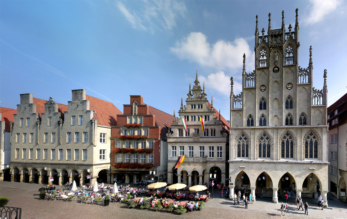 http://www.net4info.de/photos/cpg/albums/userpics/10002/Historisches_Rathaus_Muenster.jpg