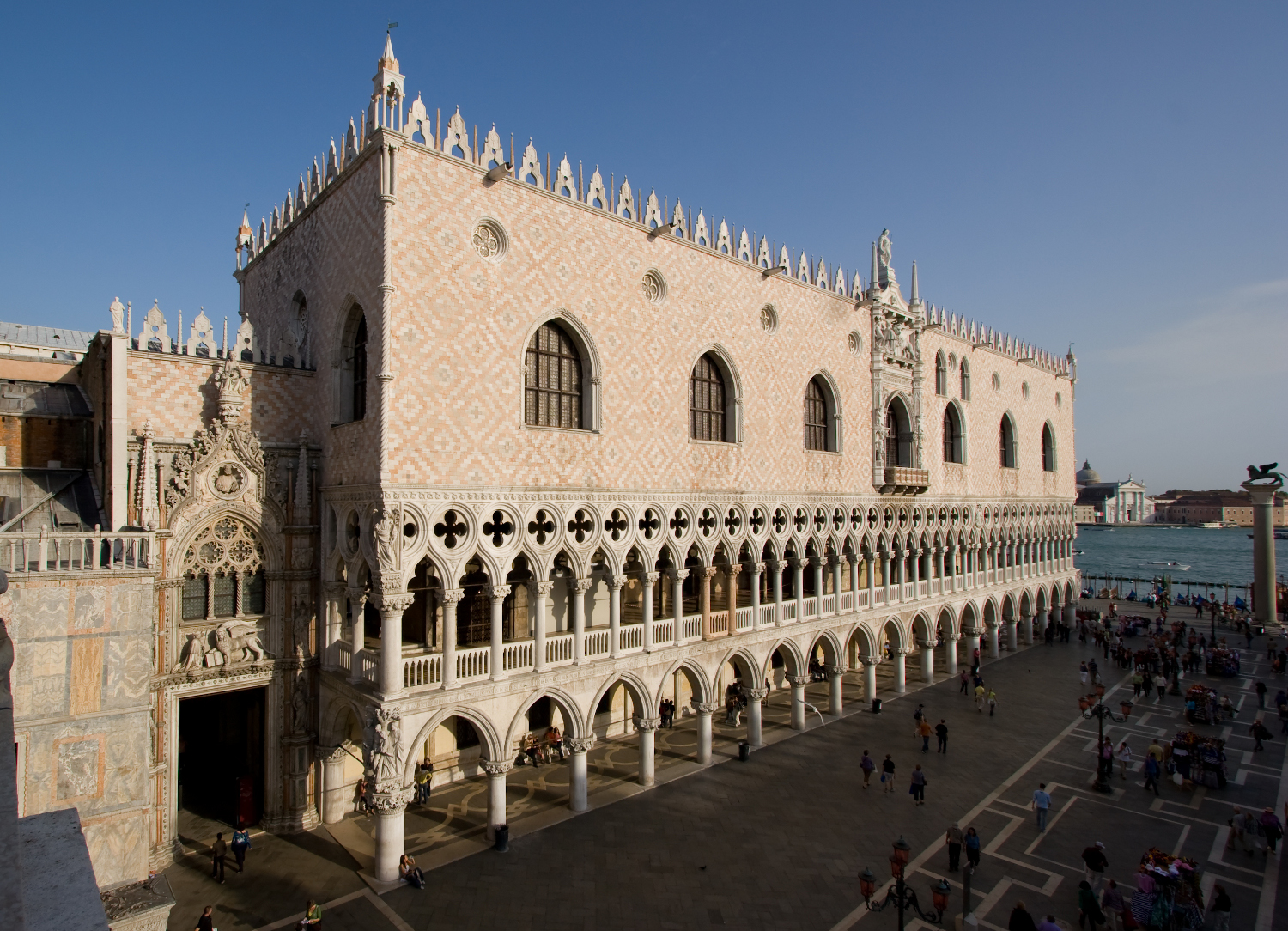 https://www.yizuo-media.com/photos/cpg/albums/userpics/10002/Palazzo_Ducale.jpg