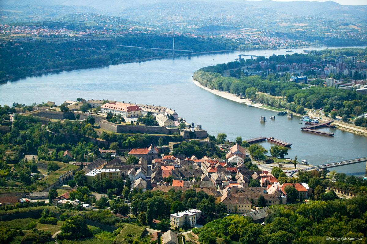 http://www.net4info.de/photos/cpg/albums/userpics/10001/Petrovaradin.jpg