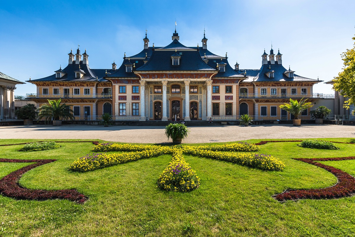 http://www.net4info.de/photos/cpg/albums/userpics/10002/Schloss_Pillnitz.jpg