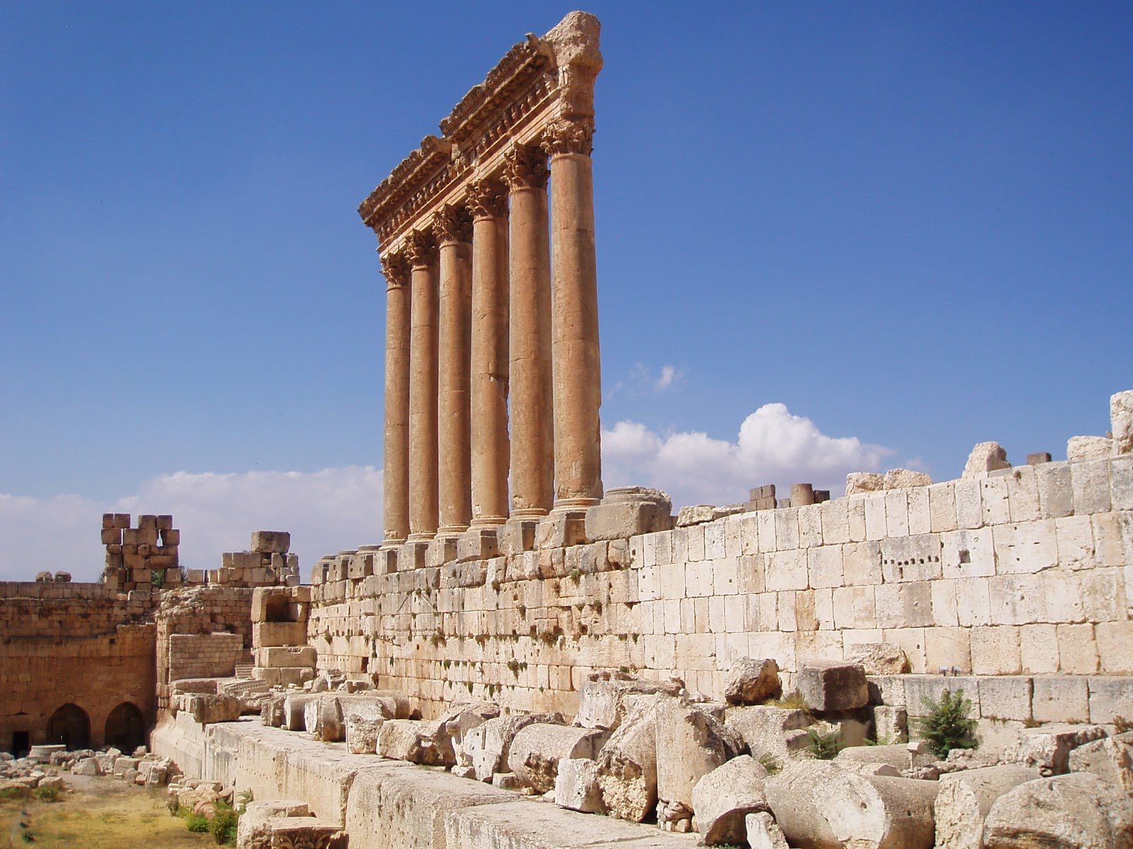 https://www.yizuo-media.com/albums/albums/userpics/10003/Tempel_von_Baalbek~1.JPG