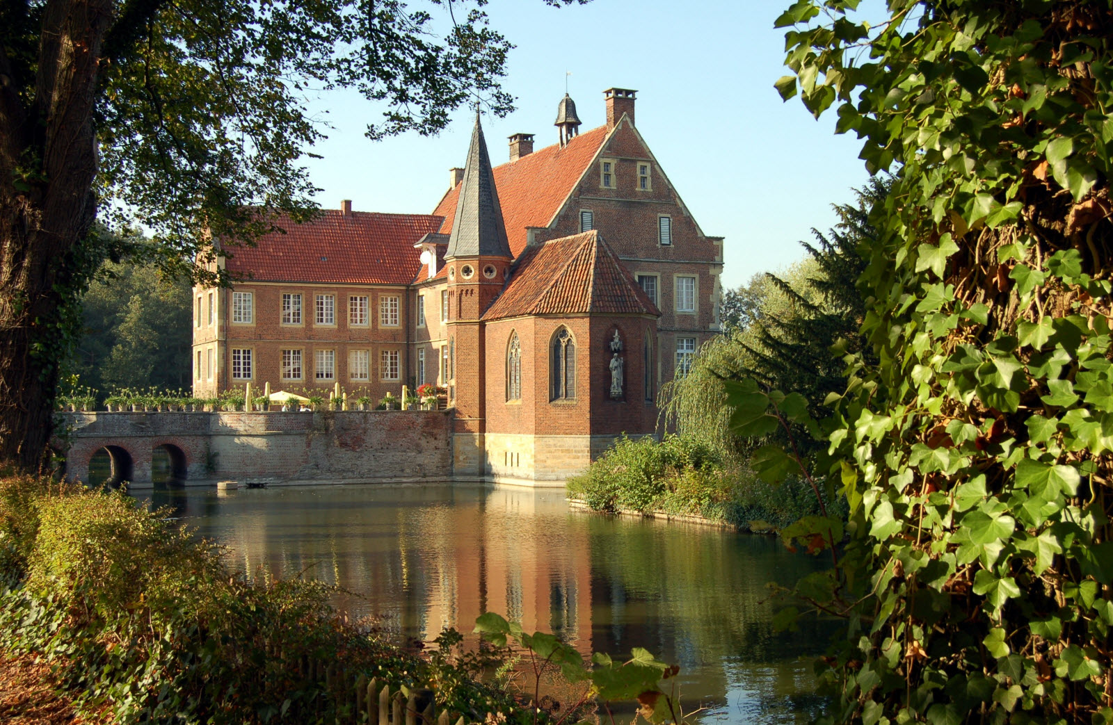 https://www.net4info.de/photos/cpg/albums/userpics/10001/Wasserburg_Hulshoff.JPG