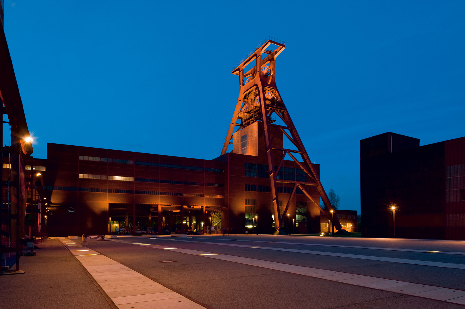 http://www.net4info.de/photos/cpg/albums/userpics/10002/zeche_Zollverein.jpg